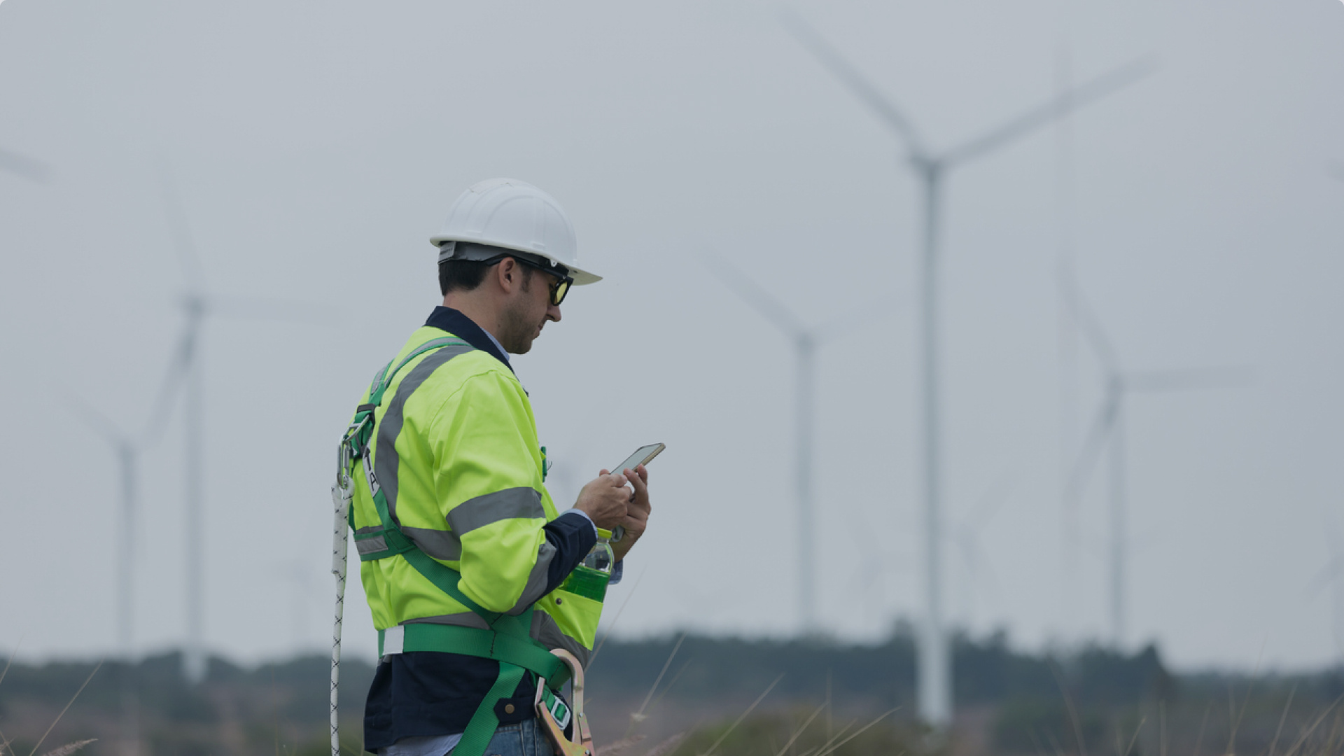 Arbetare på fältet med mobiltelefon